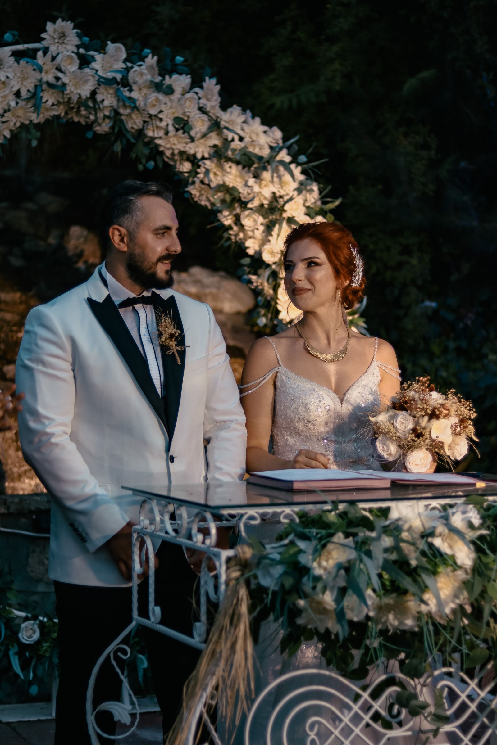 Para młoda przy stole ceremonii, podpisanie aktu
